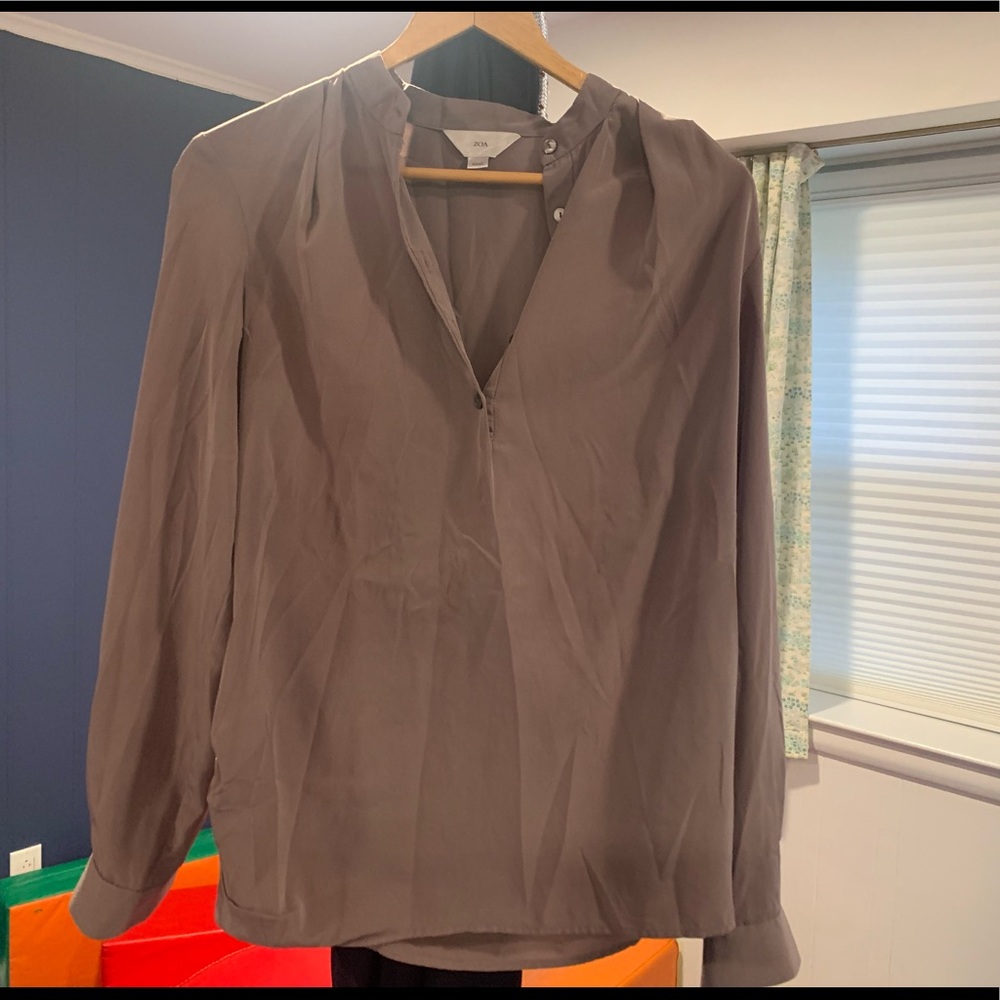 Beautiful blouse with ruffled accents